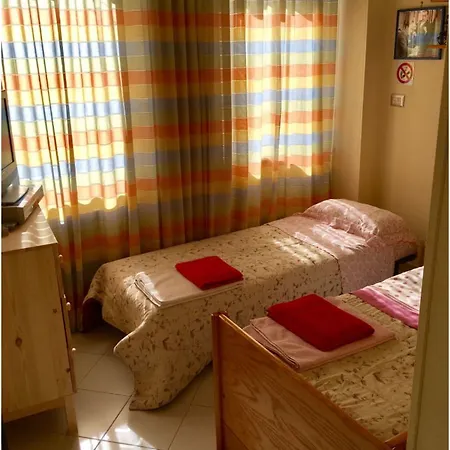 לינה וארוחת בוקר Chez Anna - Adults Only 4*